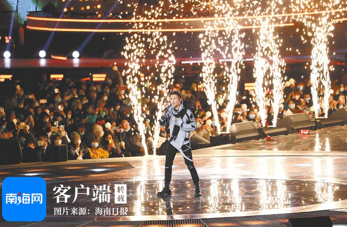 2024年12月31日，湖南卫视跨年演唱会在海口举办，谢霆锋亮相。海南日报全媒体记者 李天平 摄
