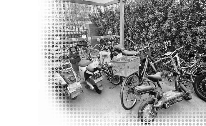 　　摩托车、自行车挤占了充电位置。 受访者 供图