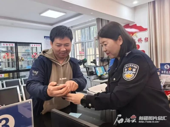 市民在伊宁市公安局圩其达勒瓦孜派出所户籍室办理落户手续。任凤梅摄