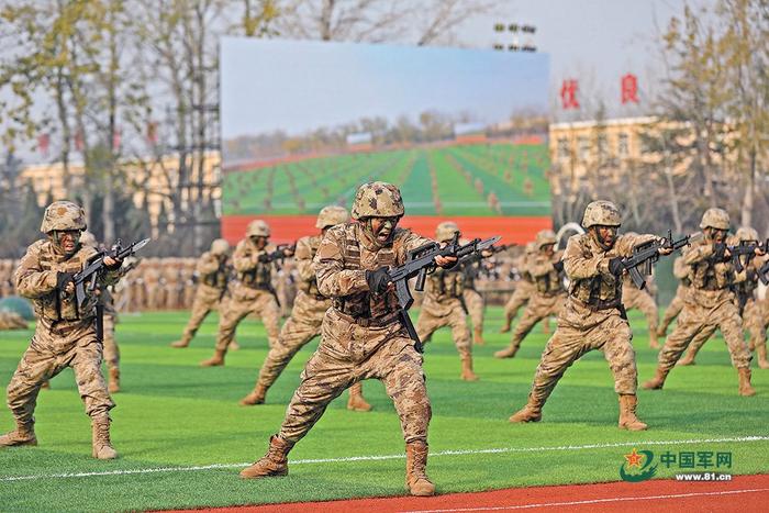 　　该训练基地新兵进行操演。解放军报特约通讯员  王远方摄