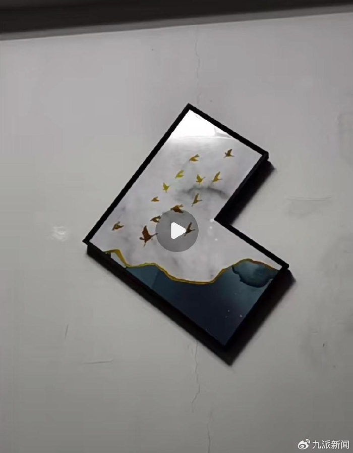 震歪的挂画。图/受访者提供