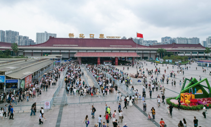 人流如织的拱北口岸。程霖 张子恒 摄