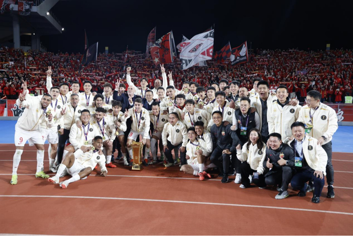 上海海港俱乐部获得2024年足协杯冠军。图/中新图片 中新社记者 肖健 摄