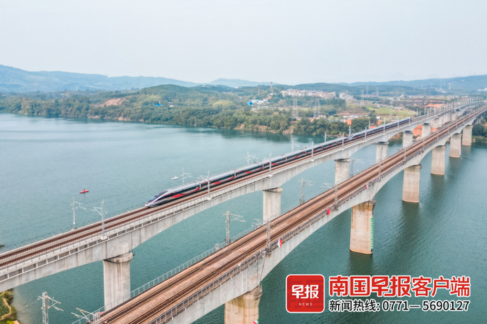衡柳线动车组运行在柳州枢纽区间。陈泉任 摄