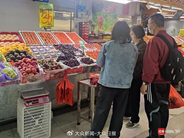 消费者在农批市场购买车厘子。