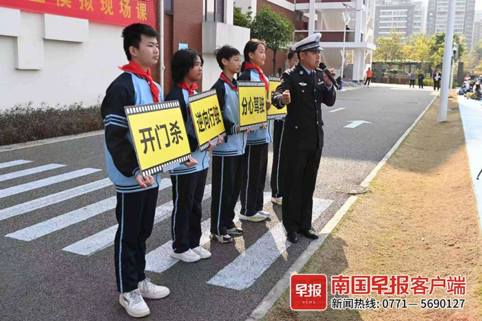 ▲学生参与交通安全模拟现场课。