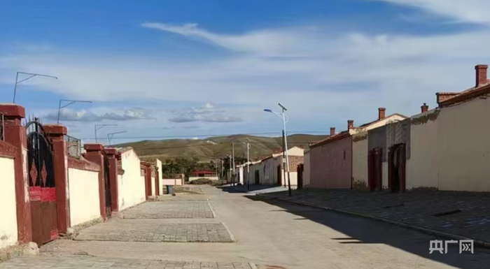 泥泞的沙土路变成了水泥路（央广网发  受访单位供图）