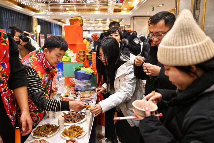 图为吉林省第八届冰雪美食节现场。受访者供图