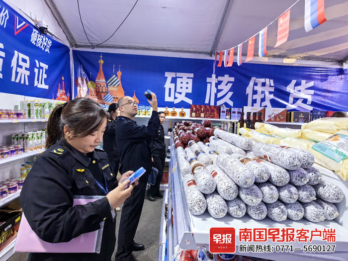 ▲市场监管执法人员在检查俄罗斯商品馆的商品。