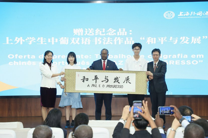 图为去年几内亚比绍总统恩巴洛访问上海外国语大学。