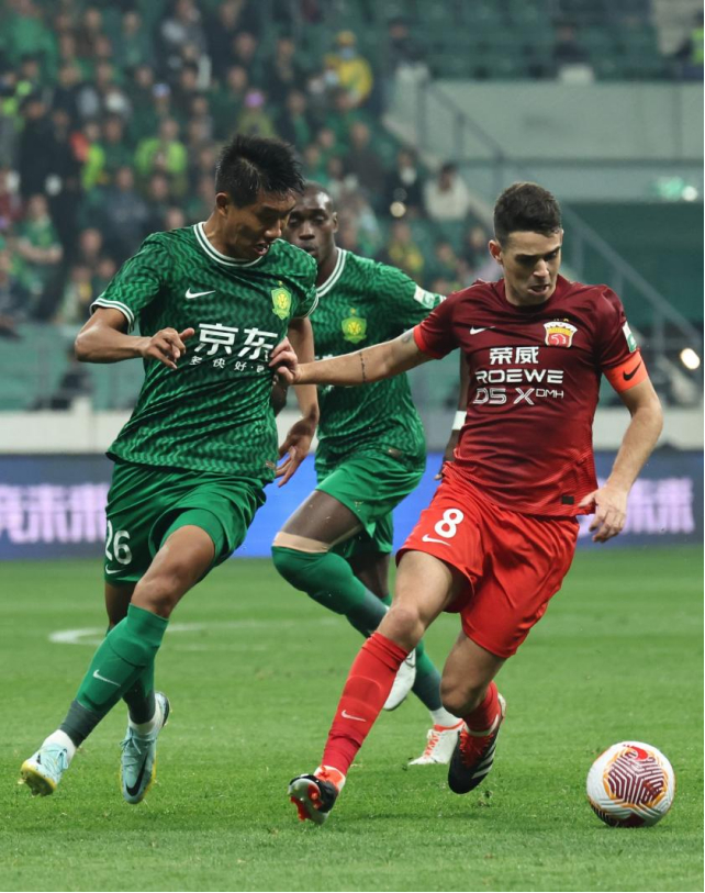 奥斯卡（右）已离开上海海港返回巴西。图/中新图片 中新社发 刘占崑 摄