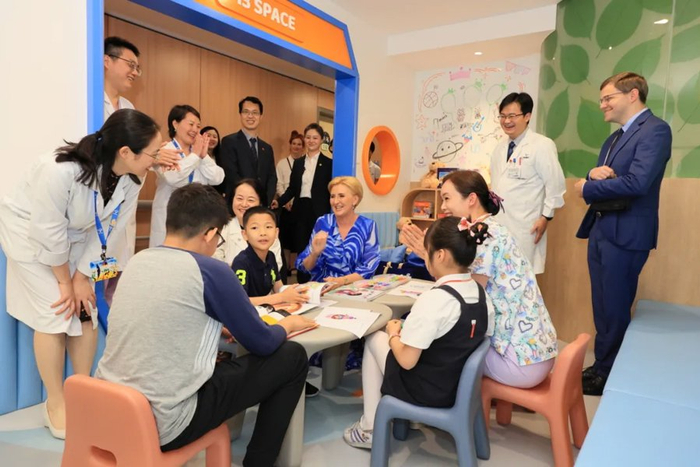 图为去年波兰总统夫人阿加塔（中）参观访问了上海儿童医学中心。