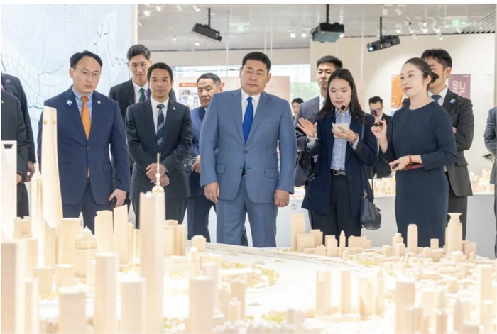 图为去年蒙古国总理奥云额尔登（中）参观上海城市规划展示馆。