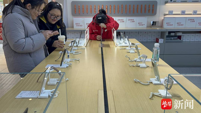 手机年度大促吸引不少顾客光顾。  扬子晚报/紫牛新闻记者 范晓林 实习生 刘洋 摄