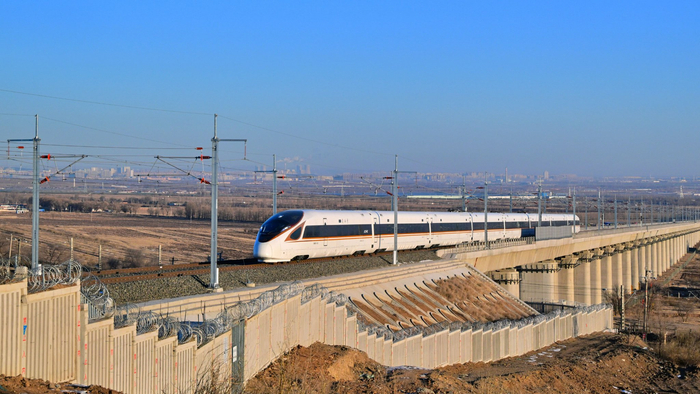 2024年12月31日，G4798/5次复兴号动车组列车行驶在集大原高铁乌兰察布至丰镇北区间。（新华社发）