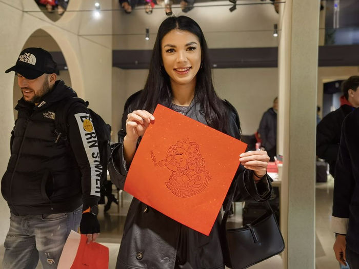 　　2024年12月31日晚，斯洛伐克游客在“上海新春第一游”体验非遗拓印。新华社记者 陈爱平 摄