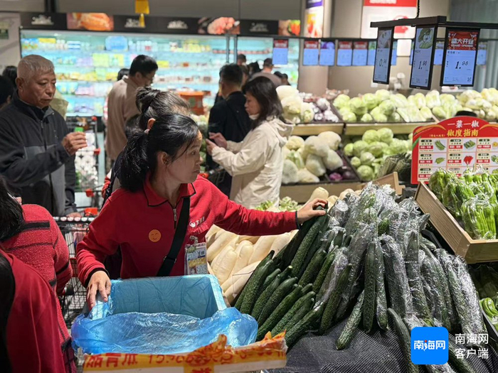 大润发Super超市内，员工及时上新菜品。记者 王子遥 摄