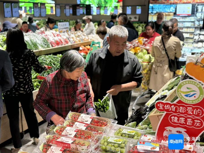市民在大润发Super超市内挑选蔬菜。记者 王子遥 摄