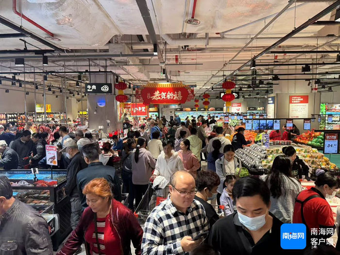 1月4日，开业首日的大润发Super超市内人头攒动。记者 王子遥 摄