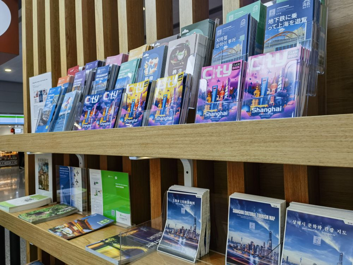 　　位于上海浦东国际机场的上海旅游咨询服务中心，向游客提供多语种文旅资讯活页和手册。新华社记者 陈爱平 摄