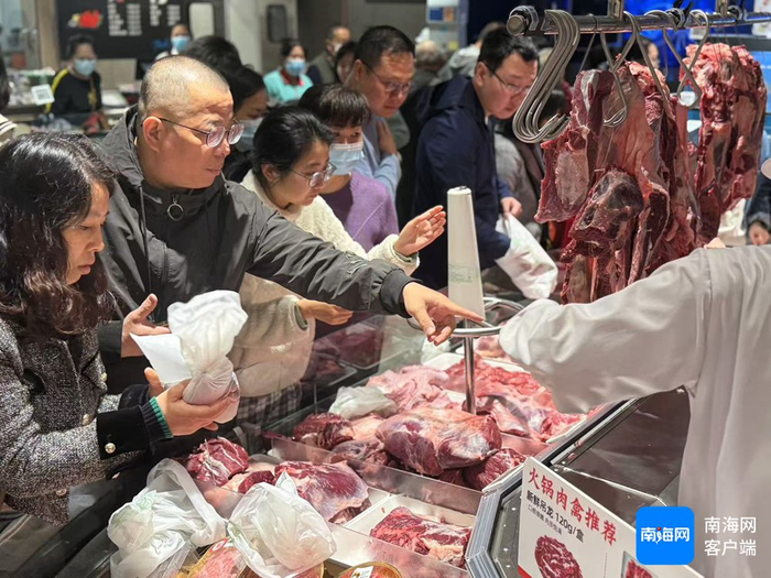 市民在大润发Super超市内挑选肉品。记者 王子遥 摄