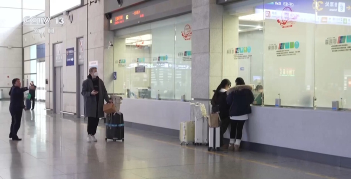 以前过年回家，要在火车站、代售点排队买票。现在，随着互联网普及，购票变成手机上点一点，检票也从人工打孔变成刷身份证一秒过闸。去年11月起，我国铁路客运领域开始推广电子客票，不再需要纸质车票，极大提高了旅客出行效率。可是总有一些步伐不是那么快的人，他们或者不太会使用智能手机，或者要手里拿着纸质车票才觉得踏实。在人挤人的春运中，他们该怎么办？