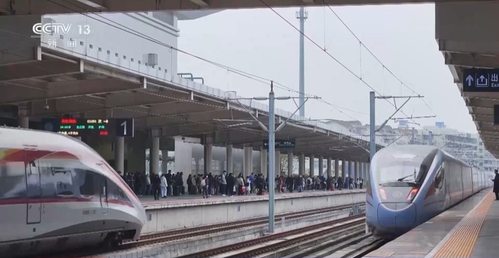 此外，铁路部门提示，如果没有买到直达火车票，旅客还可以考虑分段购票，中转换乘。