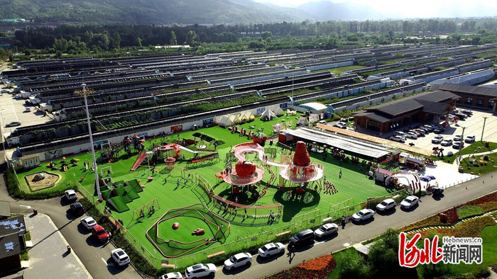 2024年9月10日，双滦区大贵口村连片大棚和无动力儿童游乐场。 河北日报记者陈宝云摄