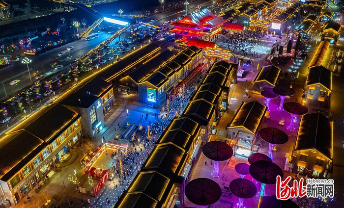 近日航拍的鼎盛文化产业园元宝街夜景。双滦区委宣传部供图