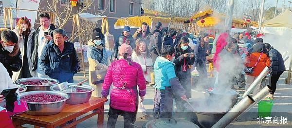 市民游客流连在特色小吃摊位前
