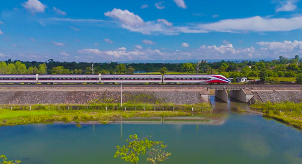 中老铁路D87次国际旅客列车奔驰在老挝万象省内。通讯员 杨永全 摄