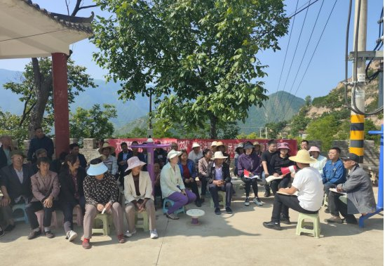 驻村帮扶干部与村民们一起共商乡村发展治理