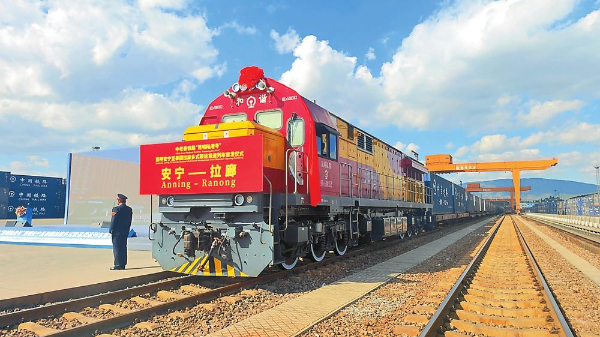 中国昆明至泰国拉廊多式联运列车开行。供图