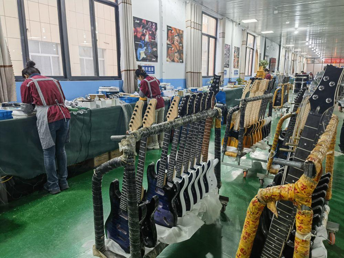 在昌乐昌韵达乐器有限公司生产车间，制琴工人们正忙碌着赶制出口订单。新华社记者 王志 摄