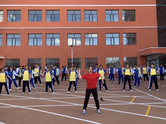 　学生一起学习韵律操。