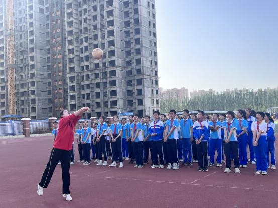 　　排球进校园。