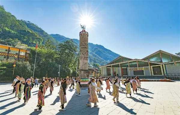 独龙族群众唱起“门祖”，歌颂新生活。图源：云南日报