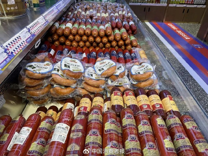中俄国际商行内，很多看着像进口的肉制品实际为国产产品。张文章/摄