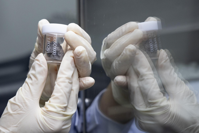 ▲科研人员在月球样品实验室展示嫦娥六号月球样品。新华社记者 金立旺 摄