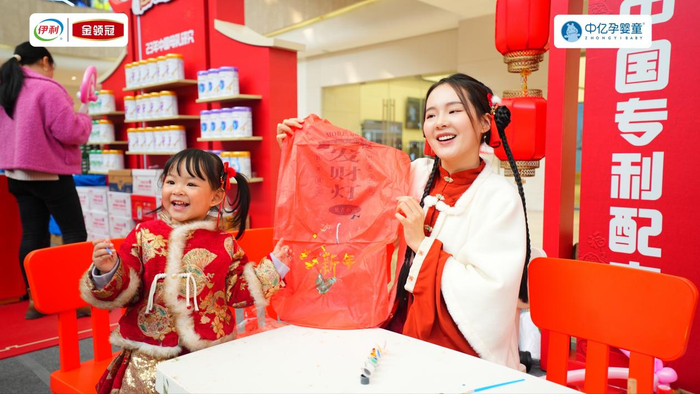 现场宝妈和宝宝共同参与民俗游戏