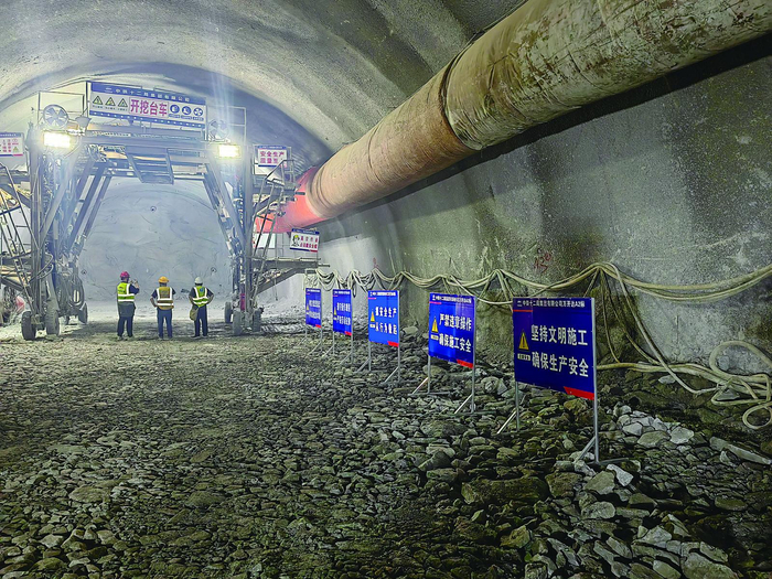    建设中的万达开高速公路