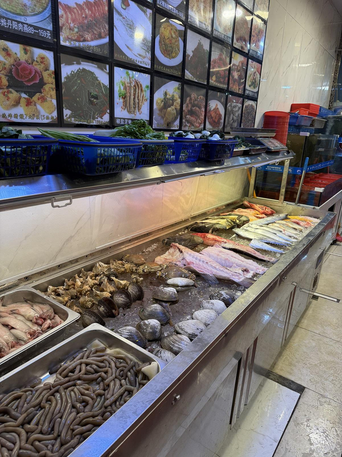 官记食府的海鲜没有标价。张文章/摄