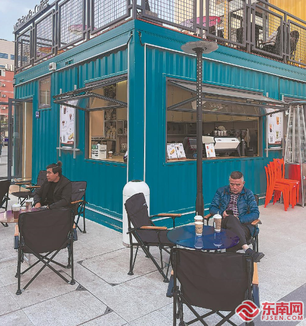 尽管是上班时间，厦门市Wakanda咖啡（东围里市集店）仍然有人气。福建日报记者 林霞 摄
