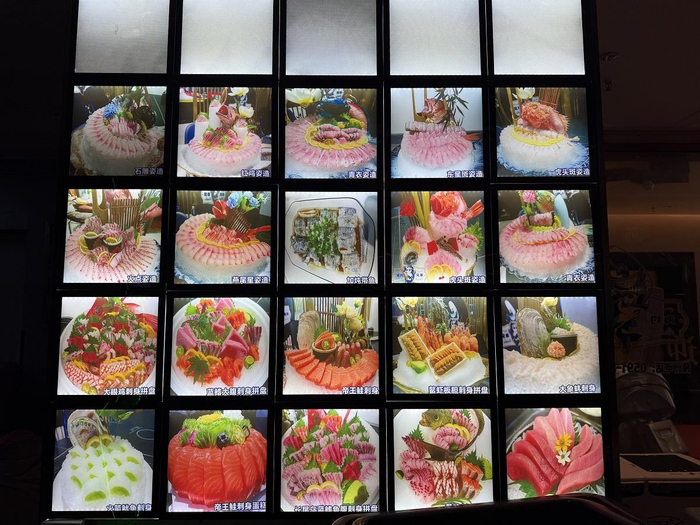 深海鱼餐厅的20道海鲜刺身均未标价。张文章/摄