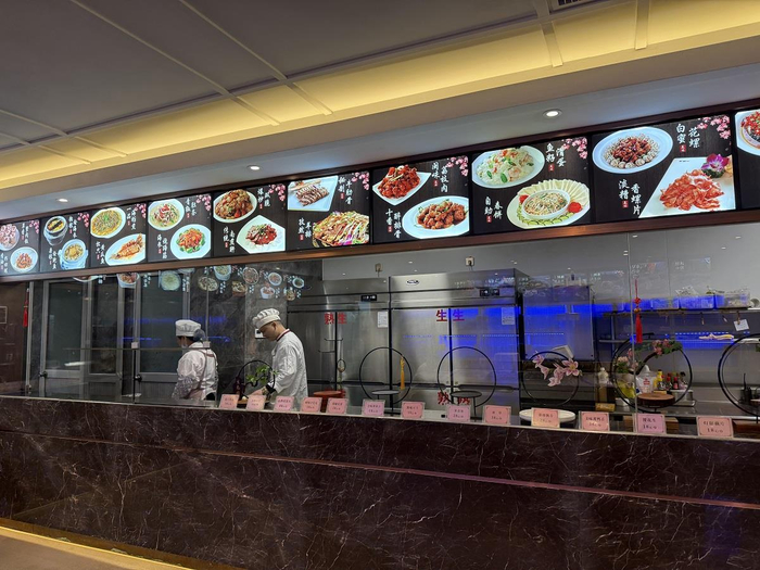 闽食府的灯箱菜单均没有标价。张文章/摄