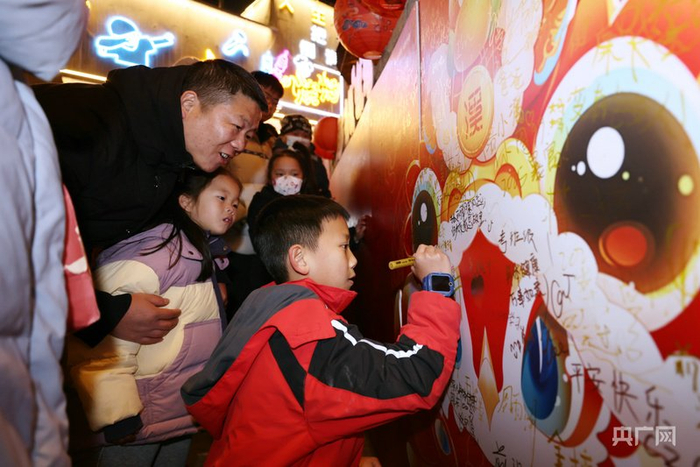 2024年的最后一天，游客在老街签下名字写下新年期待（高鹏摄）