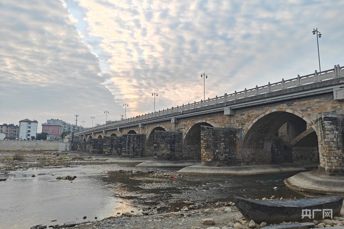 河沥溪大桥是宁国现存最大的石拱桥（央广网记者  赵家慧摄）