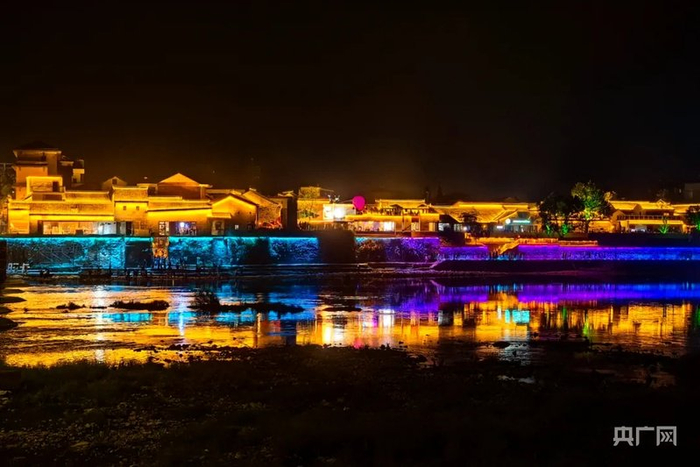 亮化后的东津河沿河街（宁国市委宣传部供图）