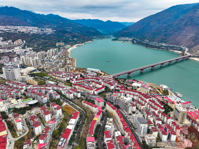 2024年12月30日，兰家湾特大桥建成通车，该大桥横跨汉源湖，将峨汉高速和汉源城区紧密相连（黄刚 摄）