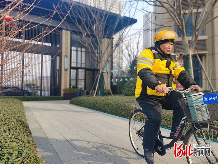 2024年12月25日，在银泰公园里小区，董海云正骑着骑手专用自行车送外卖。 河北日报记者 王璐丹摄